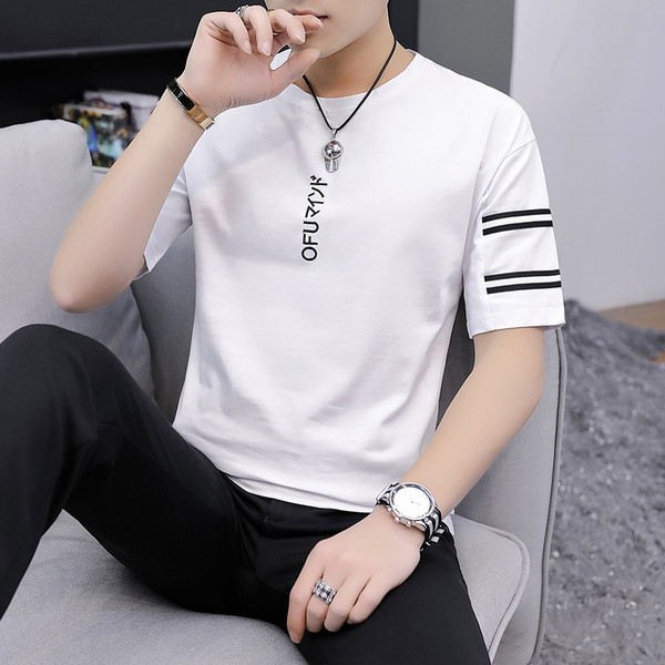 Három színben hímzéssel ellátott férfi hétköznapi póló