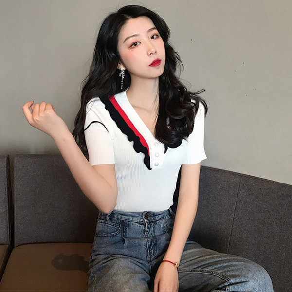 Női alkalmi póló fekete-fehér gombokkal