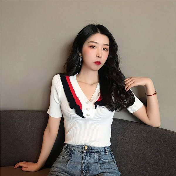 Női alkalmi póló fekete-fehér gombokkal