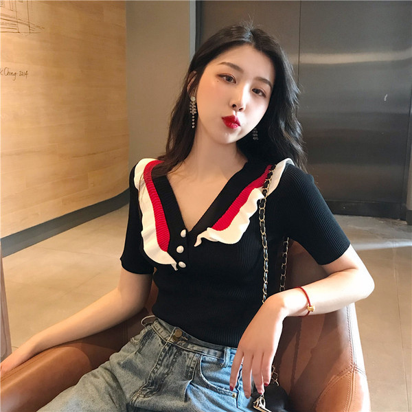 Női alkalmi póló fekete-fehér gombokkal