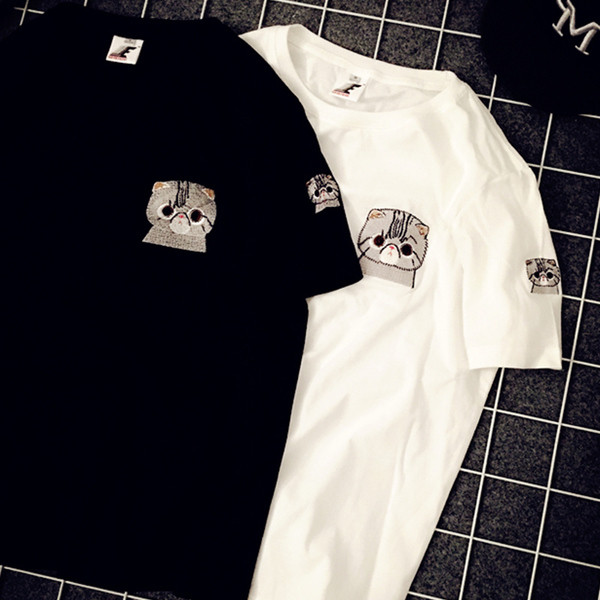 Stílusos női póló fehér és fekete hímzéssel