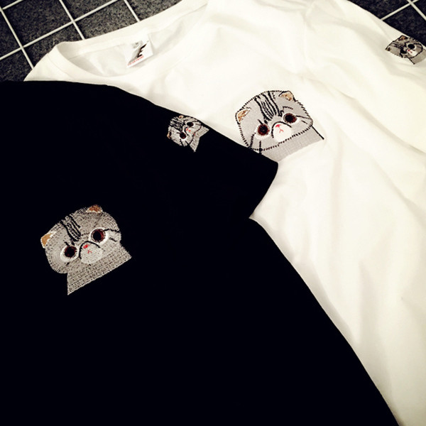 Stílusos női póló fehér és fekete hímzéssel