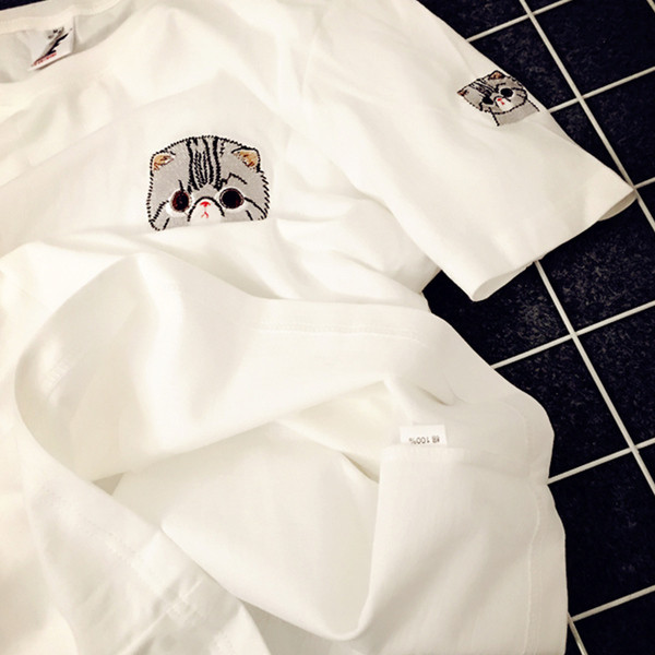 Stílusos női póló fehér és fekete hímzéssel