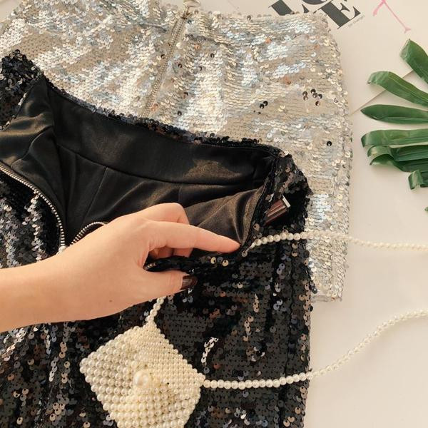 Pantaloni scurți de damă cu fermoar și paiete de culoare gri și negru