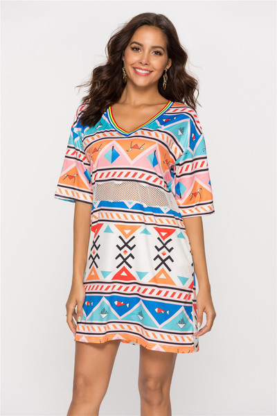 Modern női ruha csipke elemmel és V-nyakkal