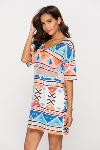 Modern női ruha csipke elemmel és V-nyakkal