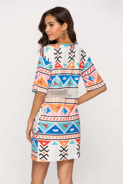 Modern női ruha csipke elemmel és V-nyakkal