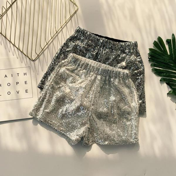 Modern női rövidnadrág fekete és szürke flitterekkel