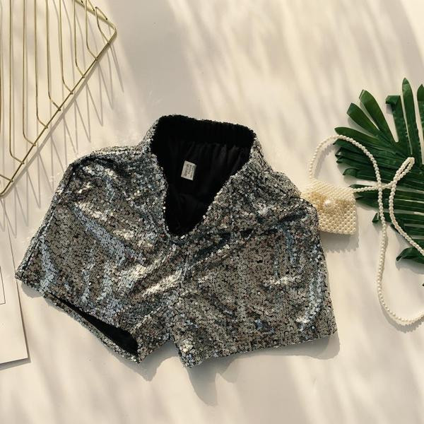 Modern női rövidnadrág fekete és szürke flitterekkel