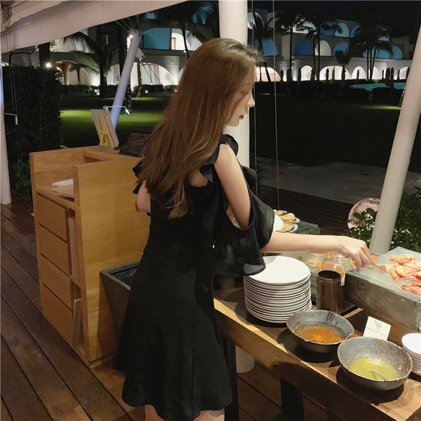 Stílusos női ruha fekete színben, nyitott váll