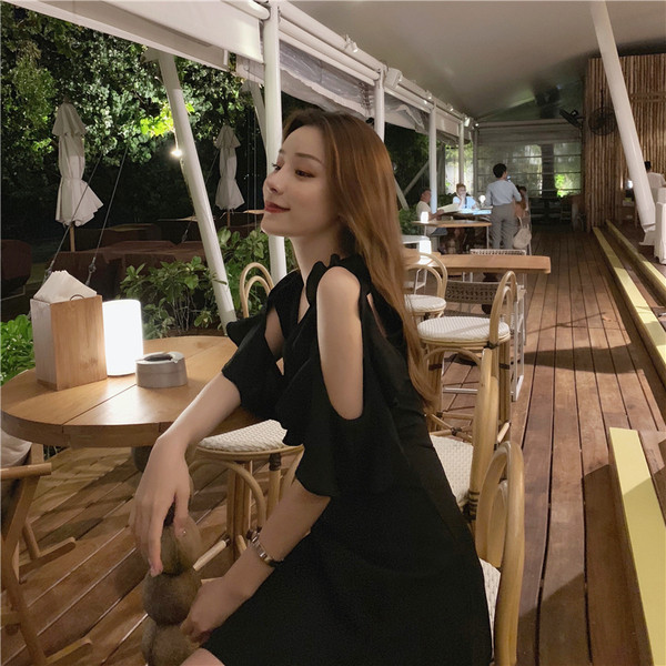 Stílusos női ruha fekete színben, nyitott váll