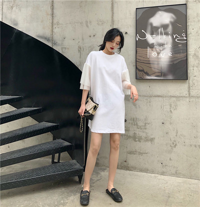 Modern női ruha csipkével, két színben