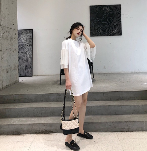 Modern női ruha csipkével, két színben