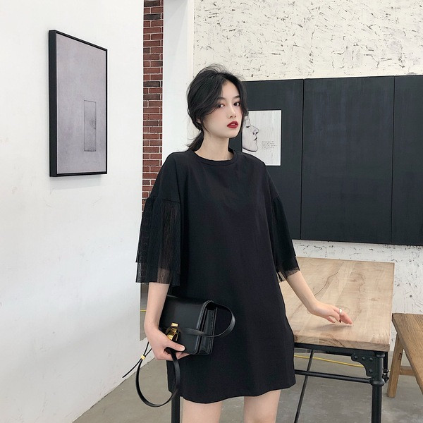 Modern női ruha csipkével, két színben