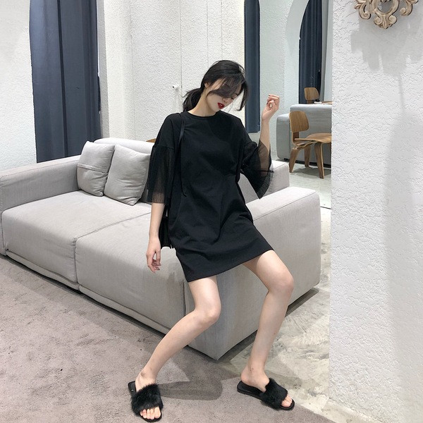 Modern női ruha csipkével, két színben