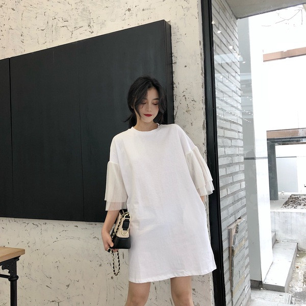 Modern női ruha csipkével, két színben