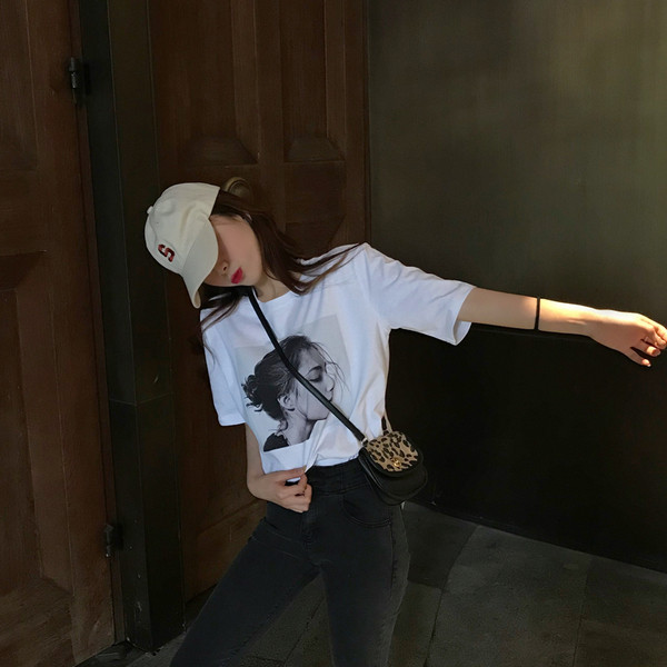 Női alkalmi póló fehér rátéttel