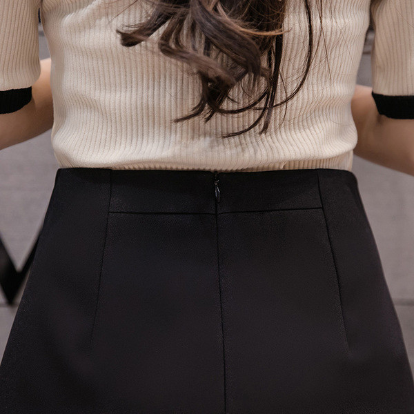 Κομψά σύντομα παντελόνια κυρίες σε μαύρο και άσπρο