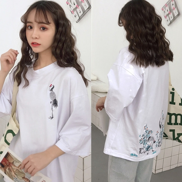 Stílusos női póló több színben hímzéssel