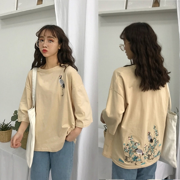 Stílusos női póló több színben hímzéssel