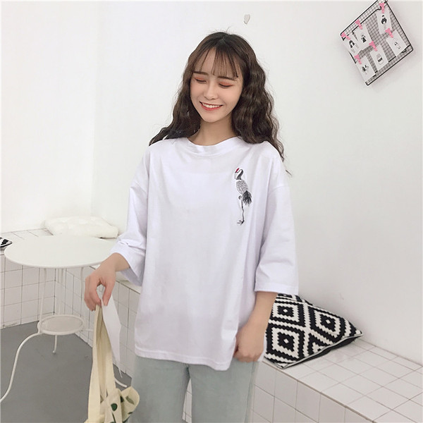 Stílusos női póló több színben hímzéssel