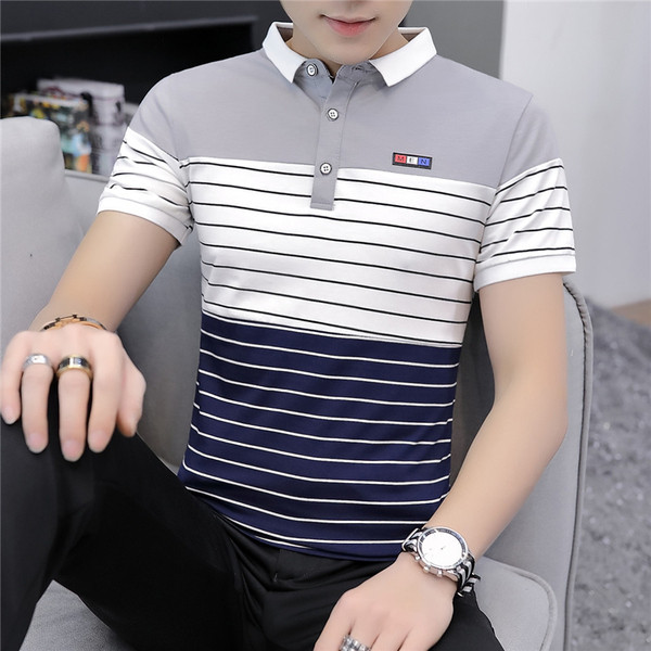 Tricou modern pentru bărbați cu emblemă și guler în trei culori