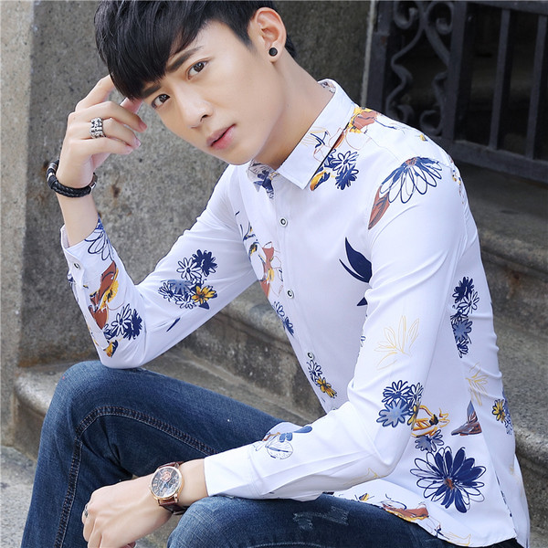 Κομψό λευκό πουκάμισο ανδρών με διαφορετική εκτύπωση