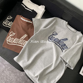 Lezser női póló felirattal, O-alakú nyakkivágással több színben