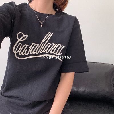 Lezser női póló felirattal, O-alakú nyakkivágással több színben