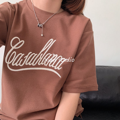 Lezser női póló felirattal, O-alakú nyakkivágással több színben