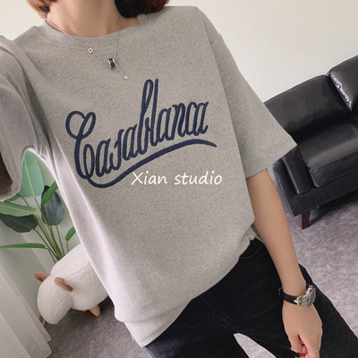 Lezser női póló felirattal, O-alakú nyakkivágással több színben