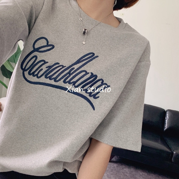 Lezser női póló felirattal, O-alakú nyakkivágással több színben