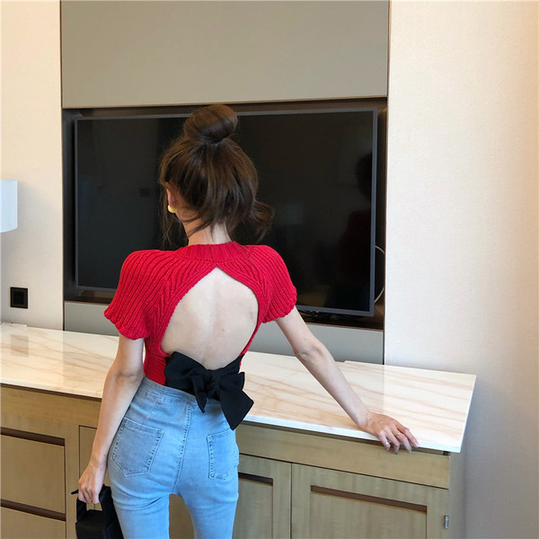 Modern női blúz rövid ujjal és nyitott háttal