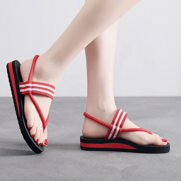 Άνετα casual γυναικεία σανδάλια με επίπεδη τρίχρωμη σόλα