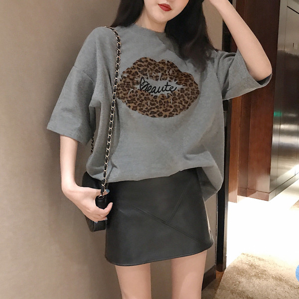 Tricou casual dama cu inscriptie si aplicatie