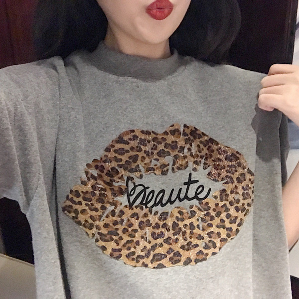 Tricou casual dama cu inscriptie si aplicatie