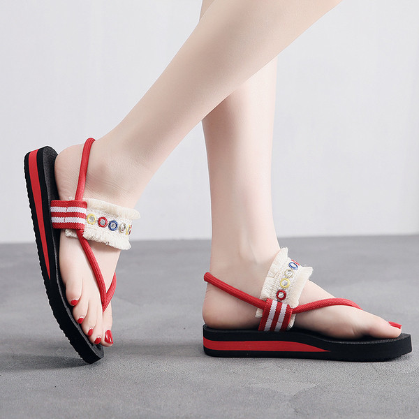 A lábujjak közötti női szandál új modellje fekete és piros színben