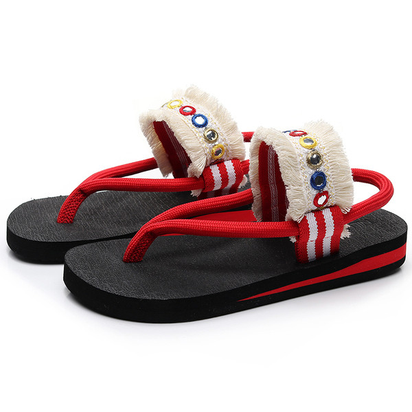 A lábujjak közötti női szandál új modellje fekete és piros színben