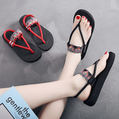 Alkalmi női szandál piros és fekete hímzéssel