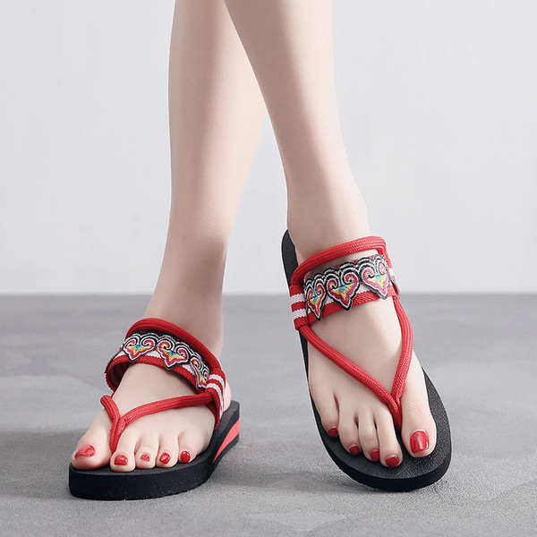 Alkalmi női szandál piros és fekete hímzéssel