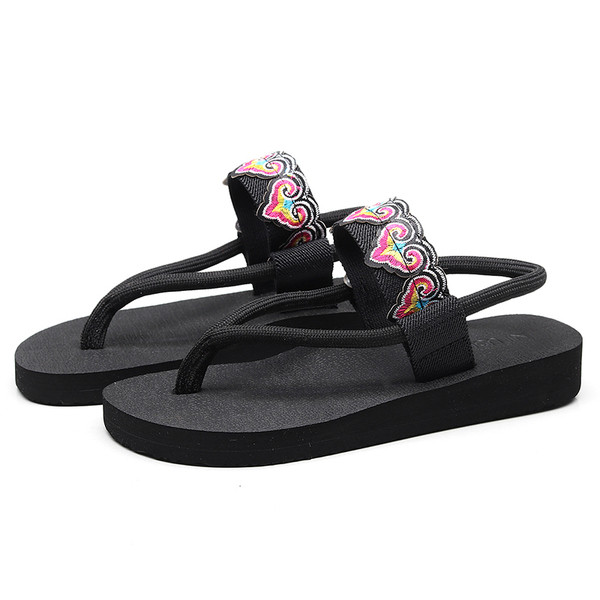 Alkalmi női szandál piros és fekete hímzéssel