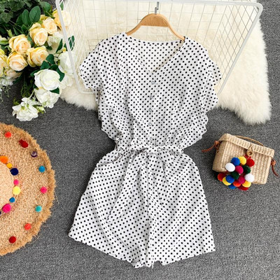 Stílusos rövid női jumpsuit piros, kék és fehér övvel