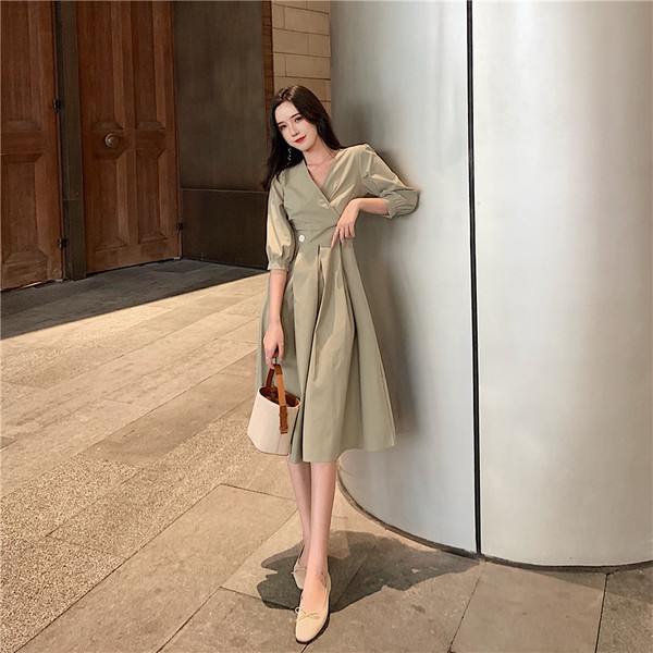 Modern női szabású ruha V-nyakkal