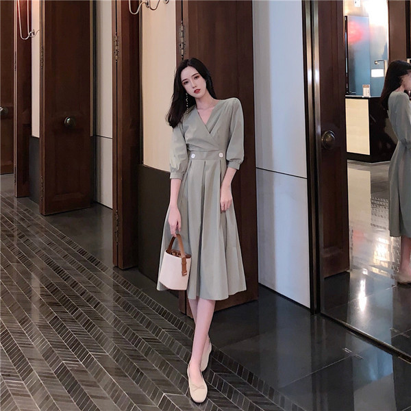 Modern női szabású ruha V-nyakkal