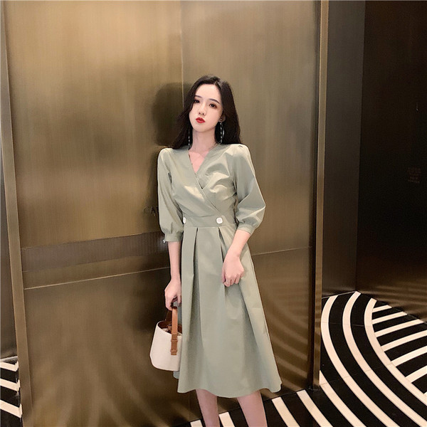 Modern női szabású ruha V-nyakkal