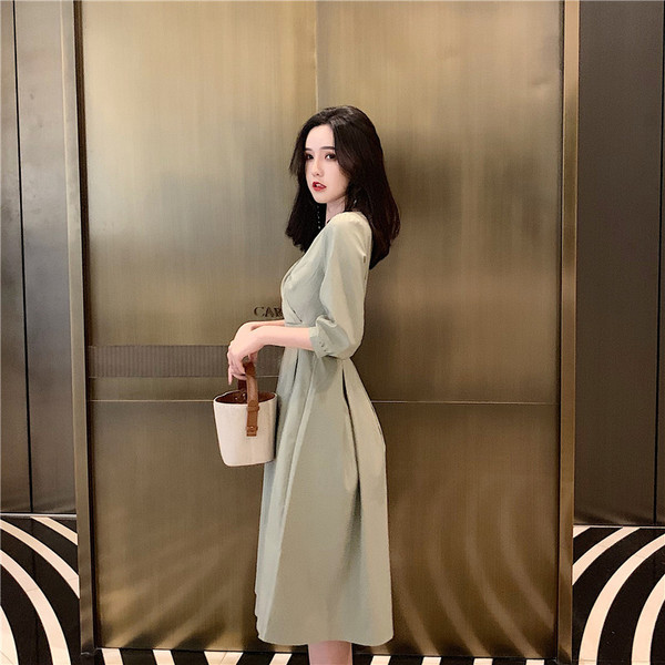 Modern női szabású ruha V-nyakkal