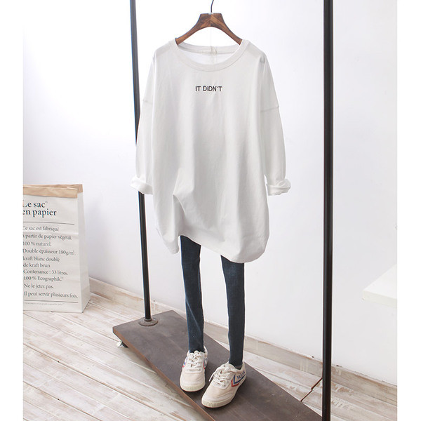 Stílusos női blúz fehér és fekete felirattal