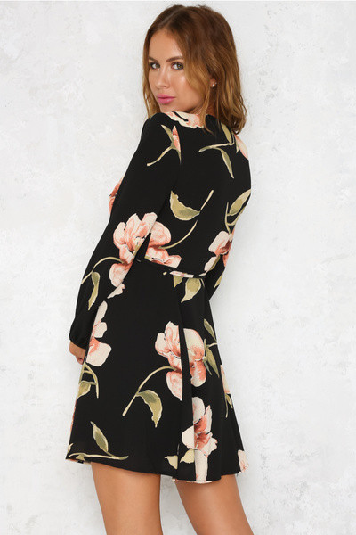 Rochie actuală de damă cu decolteu în V și motiv floral