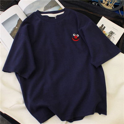 Stílusos női póló O-nyakkal és több színben hímzéssel