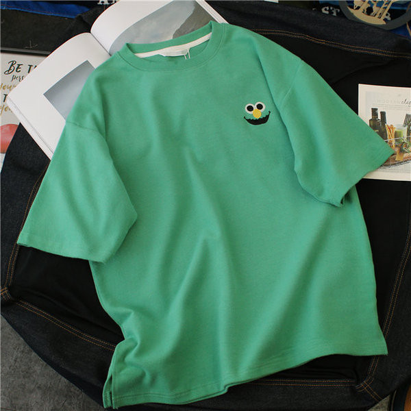 Stílusos női póló O-nyakkal és több színben hímzéssel